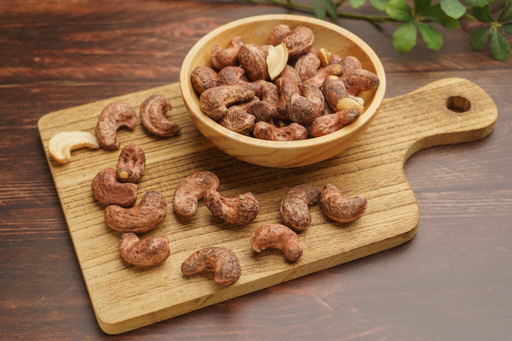 殻付きのカシューナッツ