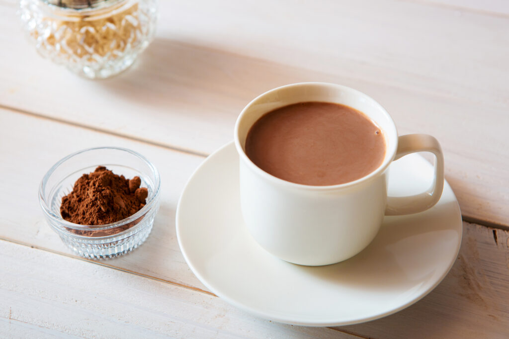 ホットドリンクとカカオパウダー