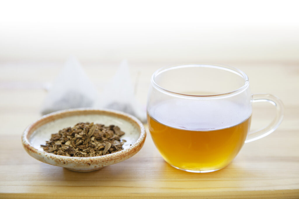 ガラスのカップに入ったごぼう茶