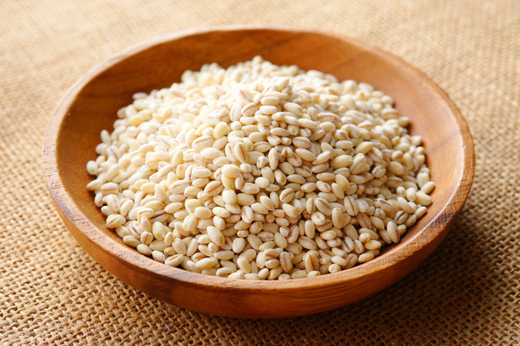 木の器に入ったもち麦