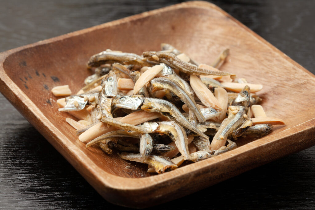 木の器に入ったアーモンドフィッシュ