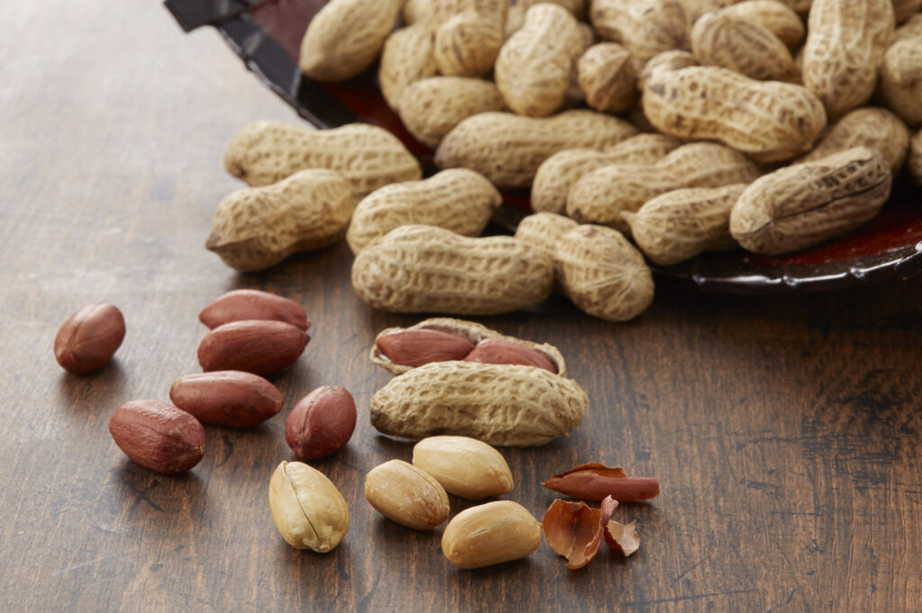 テーブルにこぼれるピーナッツ