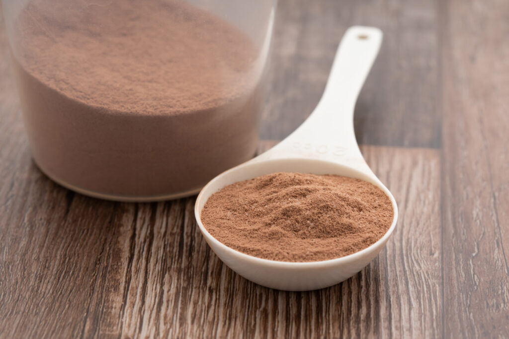テーブルに置かれたスプーンに入っているカカオパウダー