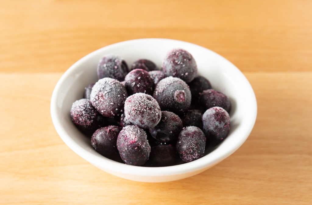 白い皿に入った冷凍ブルーベリー