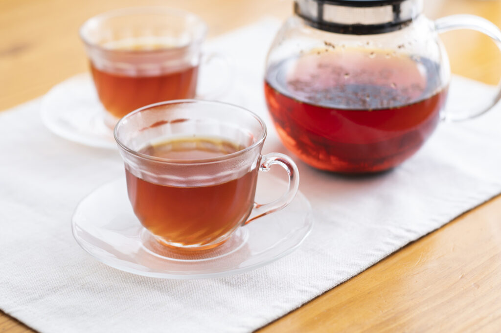 ガラスの器に入ったルイボスティー