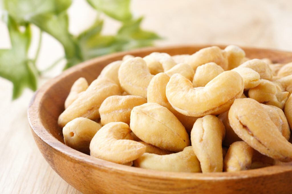 木の器に入ったカシューナッツ