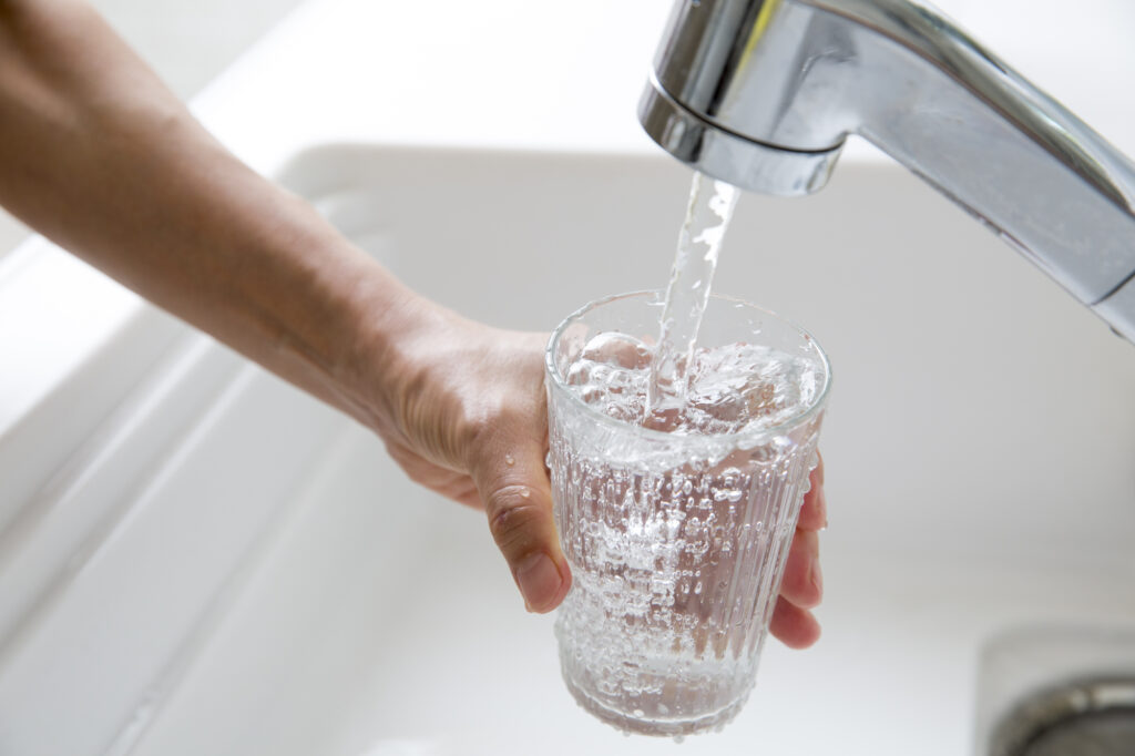 コップに水をそそぐ様子