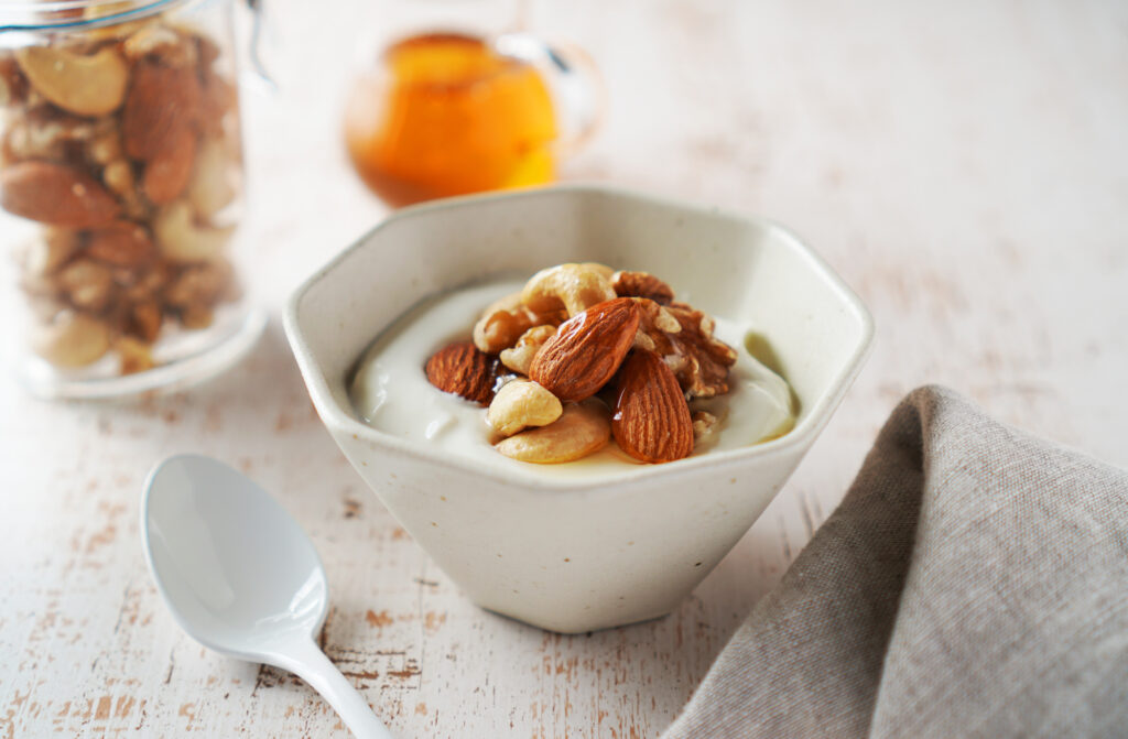 ヨーグルトにトッピングされたナッツ類