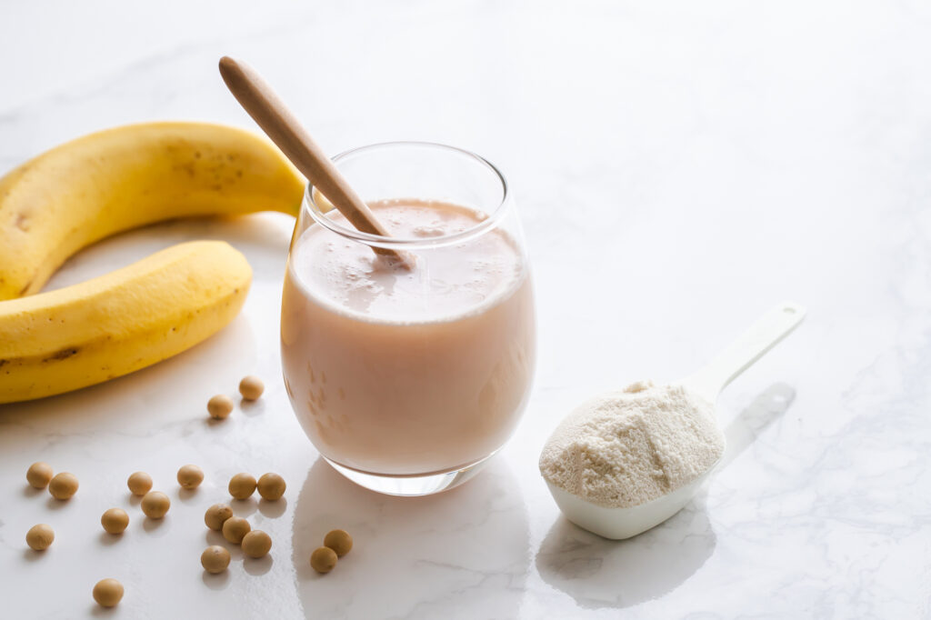 プロテインシェイクとバナナ