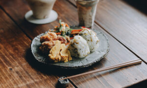 ピリッと爽やか！『ゆずこしょう高菜』でつくる大人の高菜おにぎりレシピ