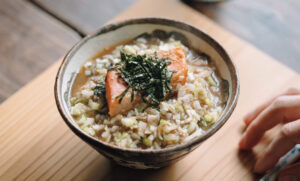体をいたわるやさしい味わい『綾菜式減塩 万能だし粉』でつくる鮭茶漬け