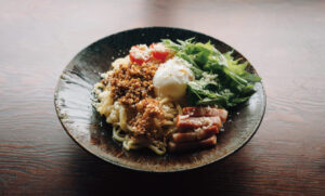 香り広がるおうちバル麺『食べるオリーブオイル』でつくる洋風まぜそば