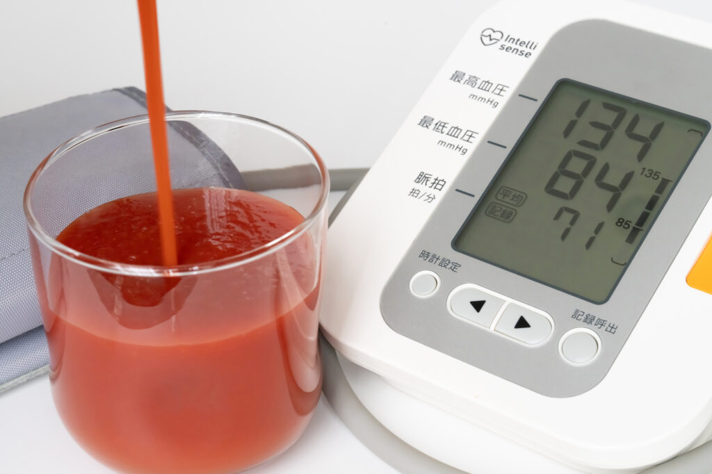 トマトジュースと血圧計