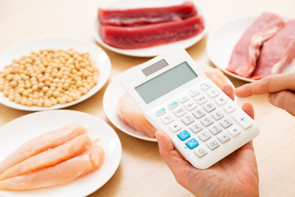 電卓で食材のカロリー計算をする人