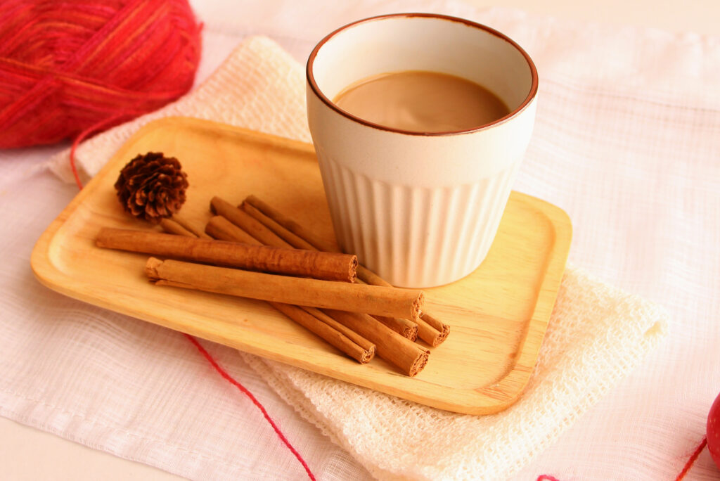 飲み物に添えられたシナモンスティック