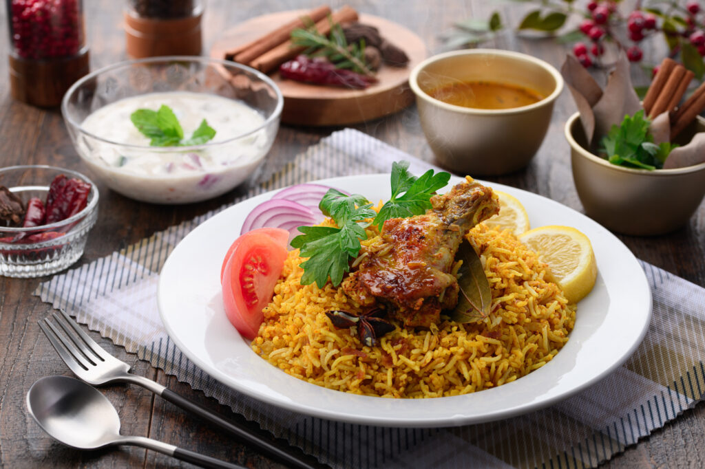 シナモンスティックを使い炊き上げたビリヤニ