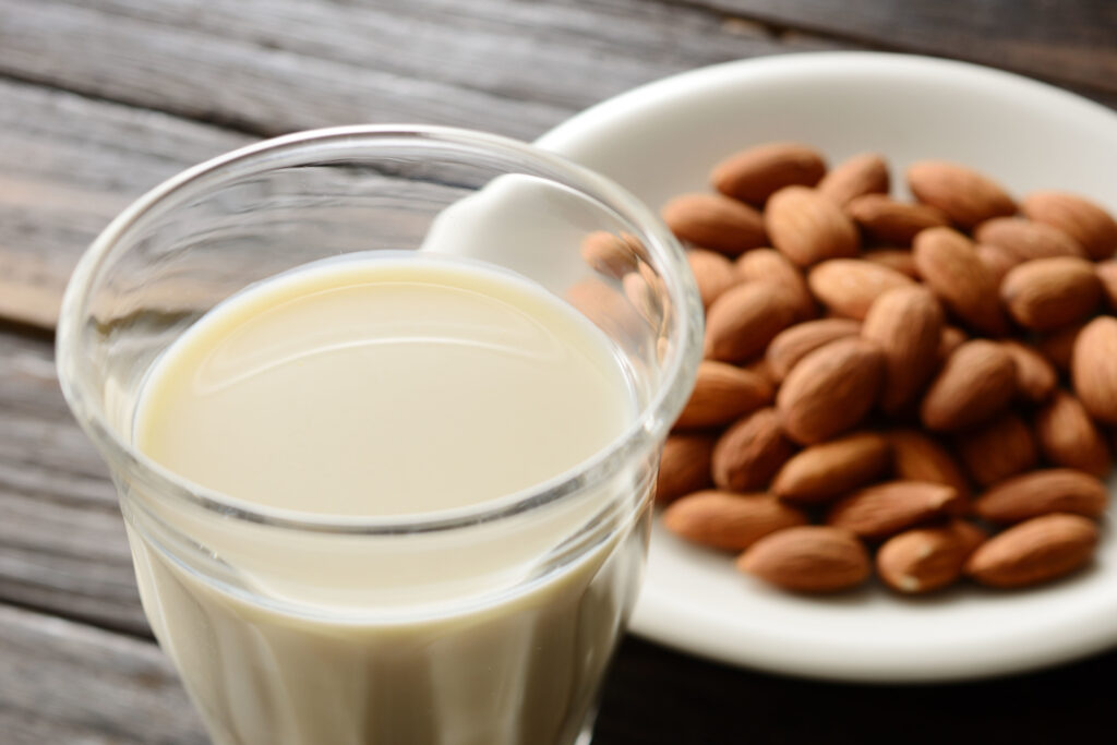 コップに注がれたアーモンドミルク