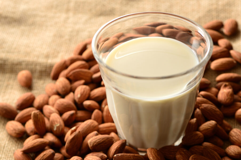 コップに入ったアーモンドミルク