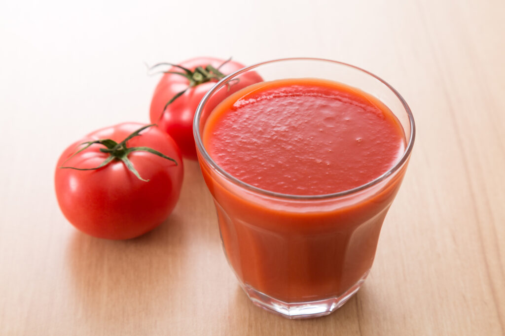 グラスに入ったトマトジュースとフレッシュトマト