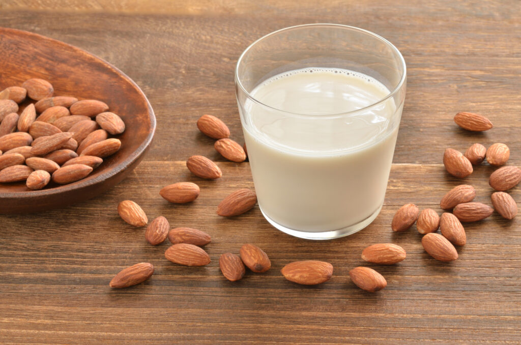 アーモンドミルクとアーモンド