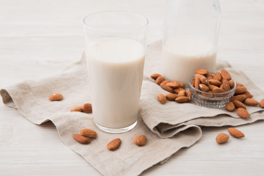 布の上のアーモンドミルク