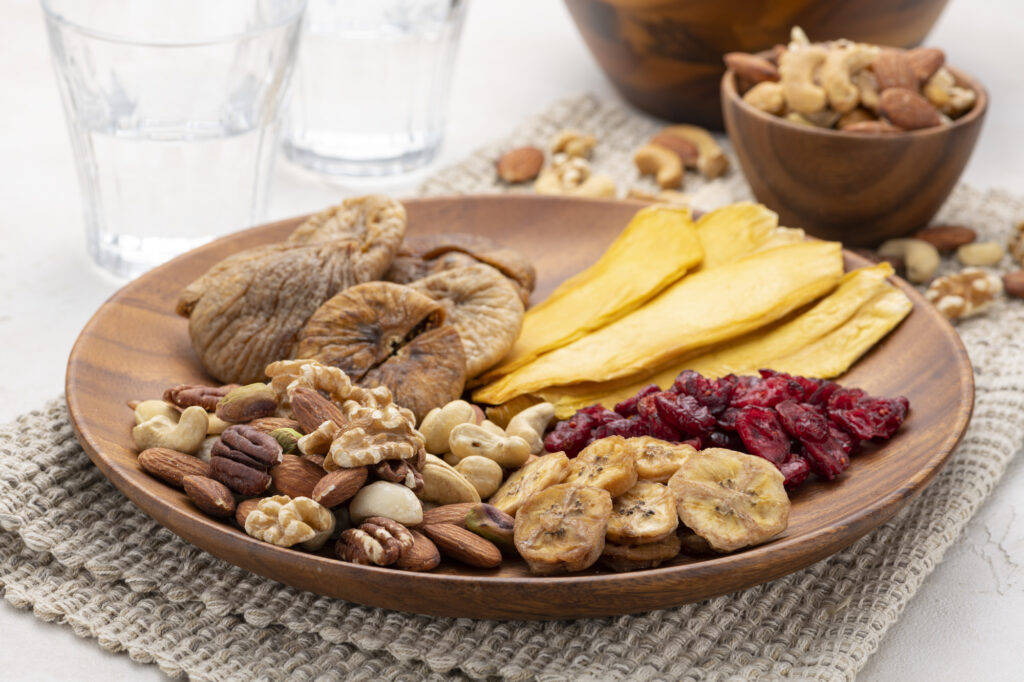 木の器に入ったドライフルーツとナッツ