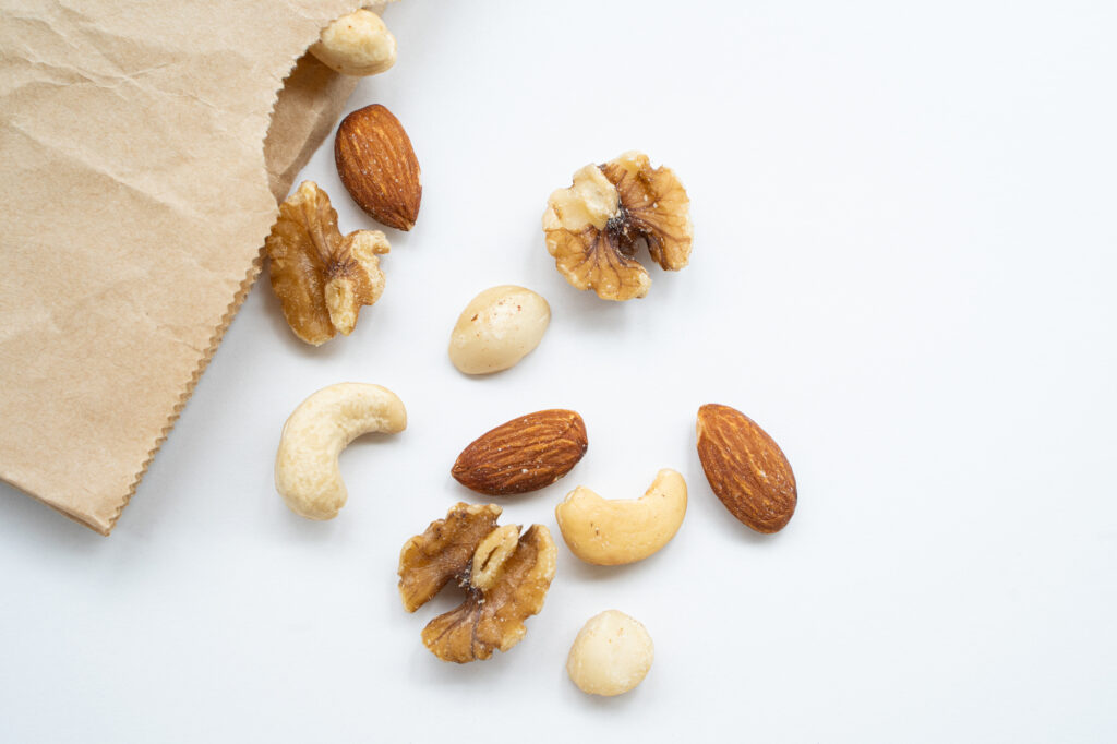 袋から出たナッツ