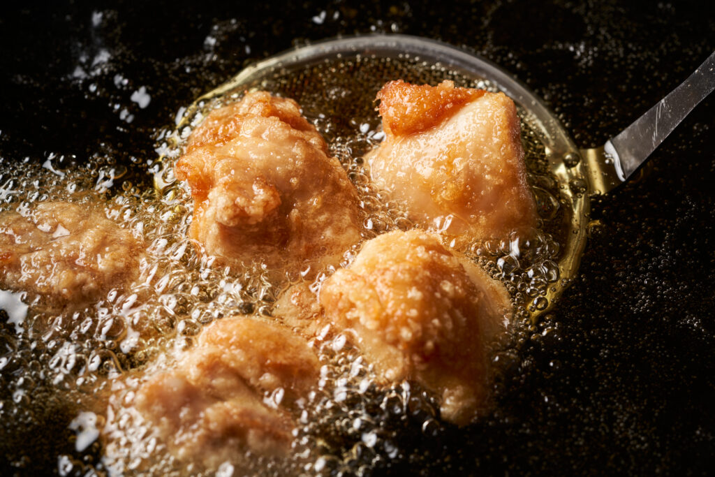 唐揚げが揚がる様子