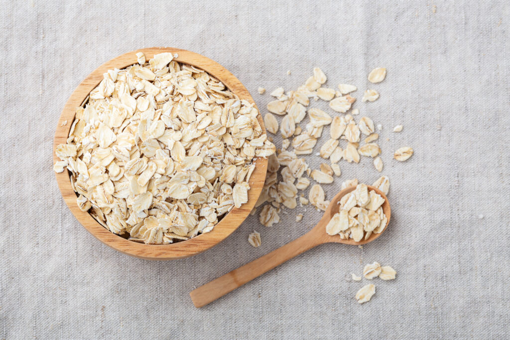 木の器に入ったオートミール