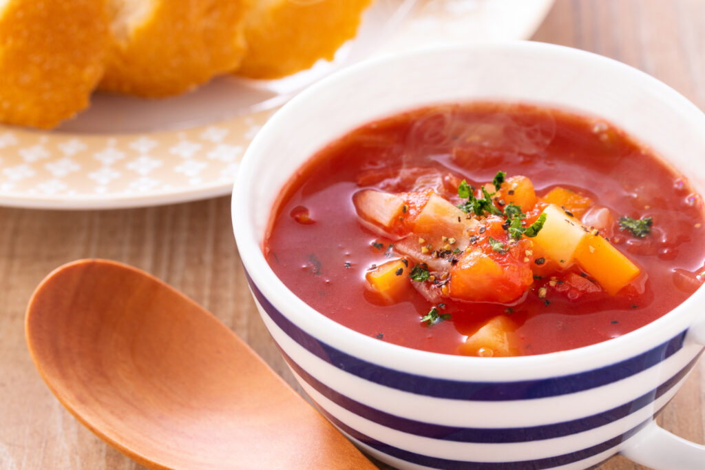 カップに入ったトマトスープ