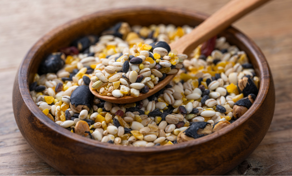 木の器に入った雑穀米をスプーンですくう