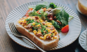 火を使わず簡単に『たまねぎスープ』でつくるツナのオープンサンド