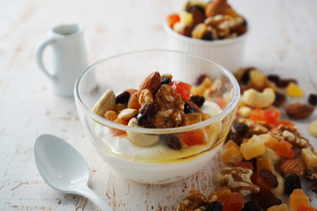 ヨーグルトに入れたドライフルーツとナッツ