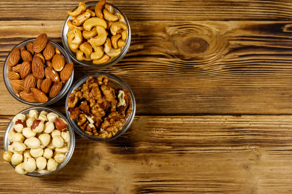 木のテーブルに並べられたナッツの盛り合わせ