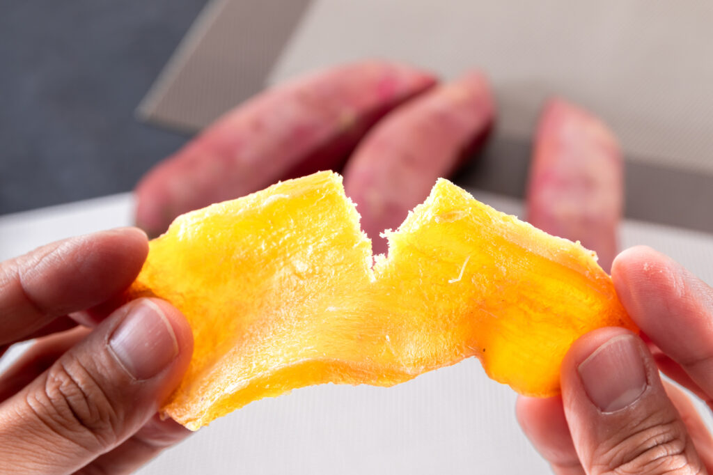 手でほぐしている干し芋