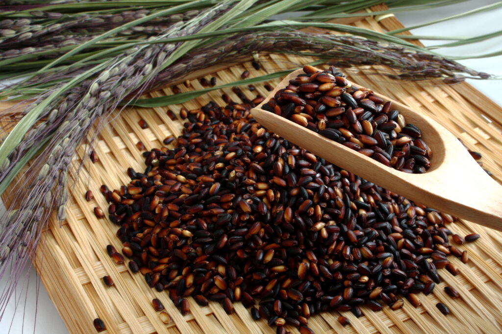 ザルに乗った黒米