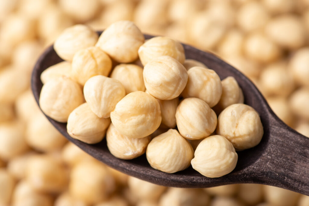 スプーンに乗せたヘーゼルナッツ