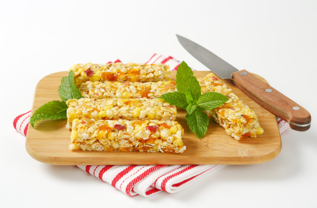 カッティングボードに乗った自家製グラノーラバー