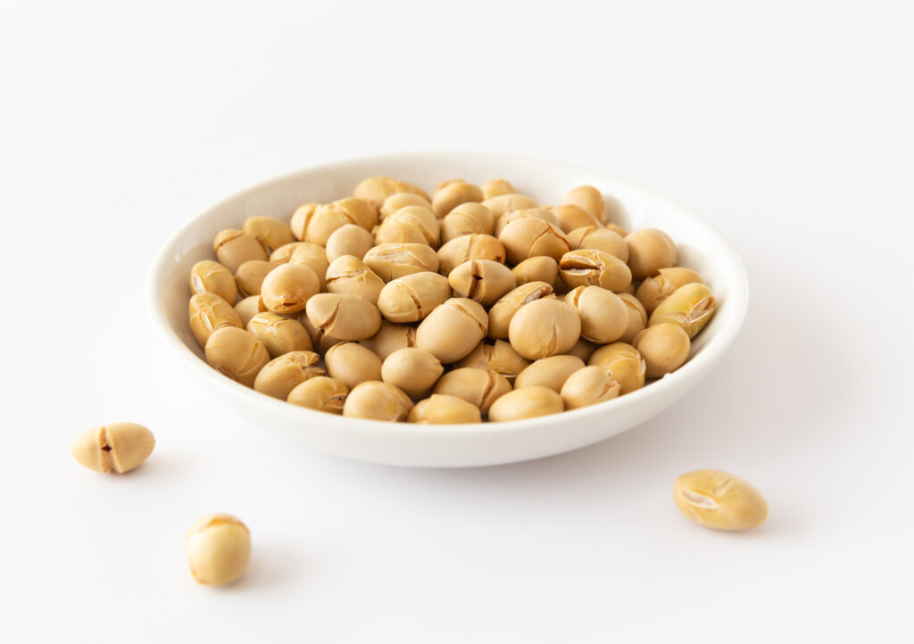 小皿に入った煎り大豆