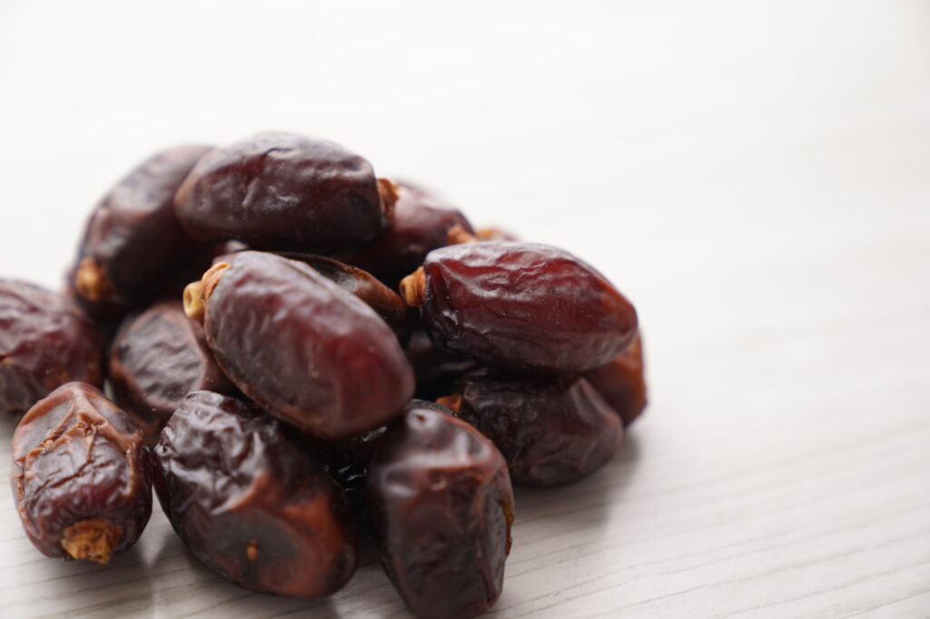 机に置かれた複数のデーツ