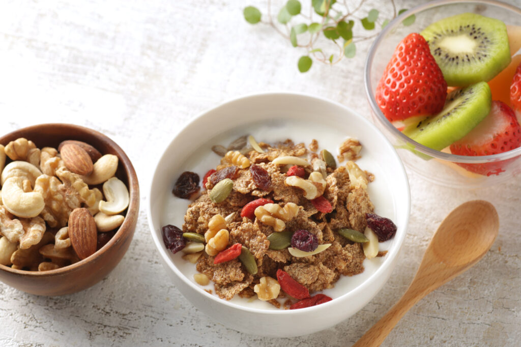 ヨーグルトに入ったグラノーラやナッツ・フルーツ