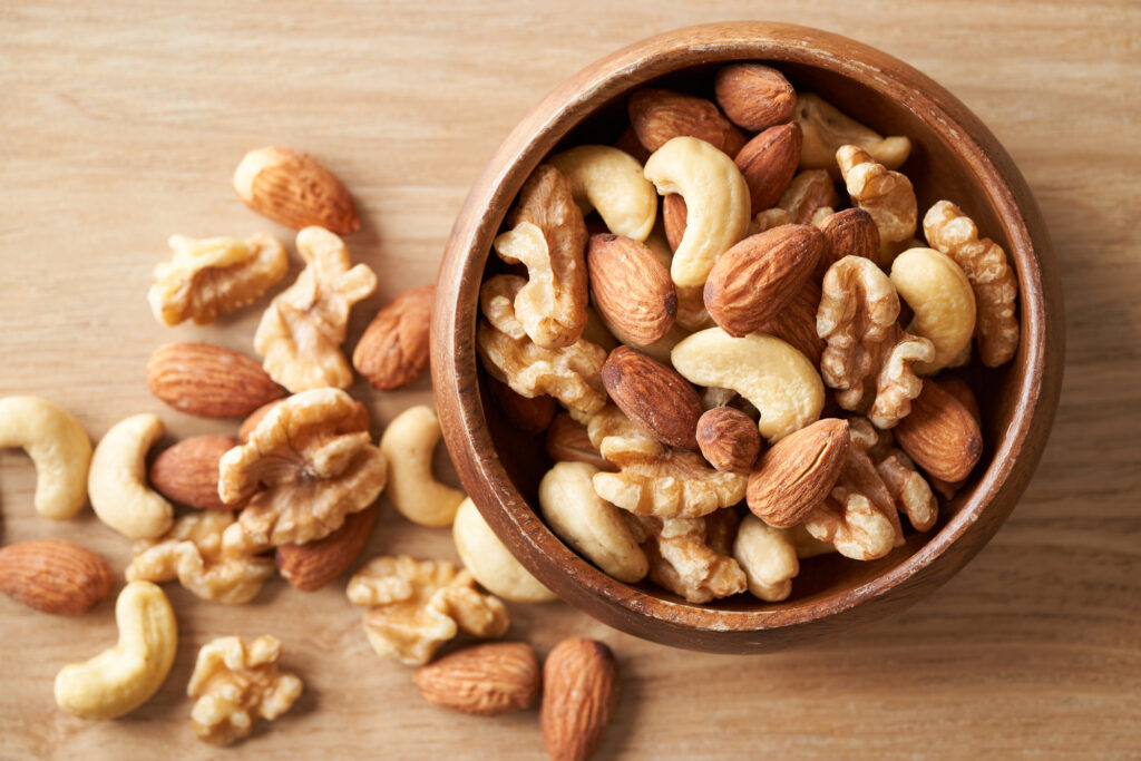 お皿に盛られたナッツ