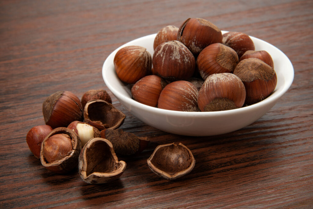 白いお皿に入ったヘーゼルナッツ