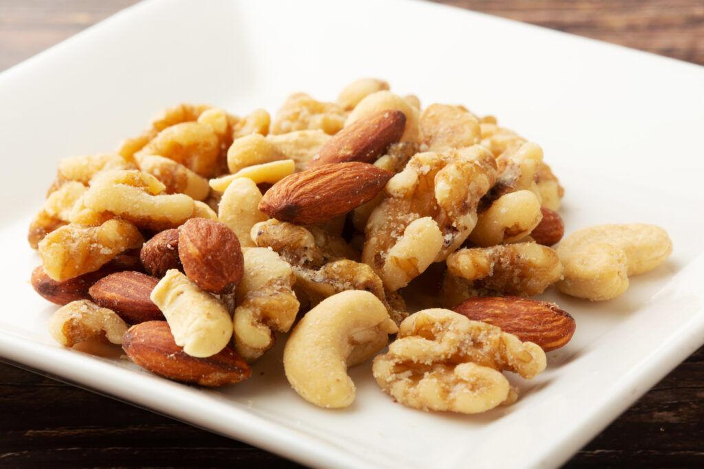 お皿に入ったナッツ