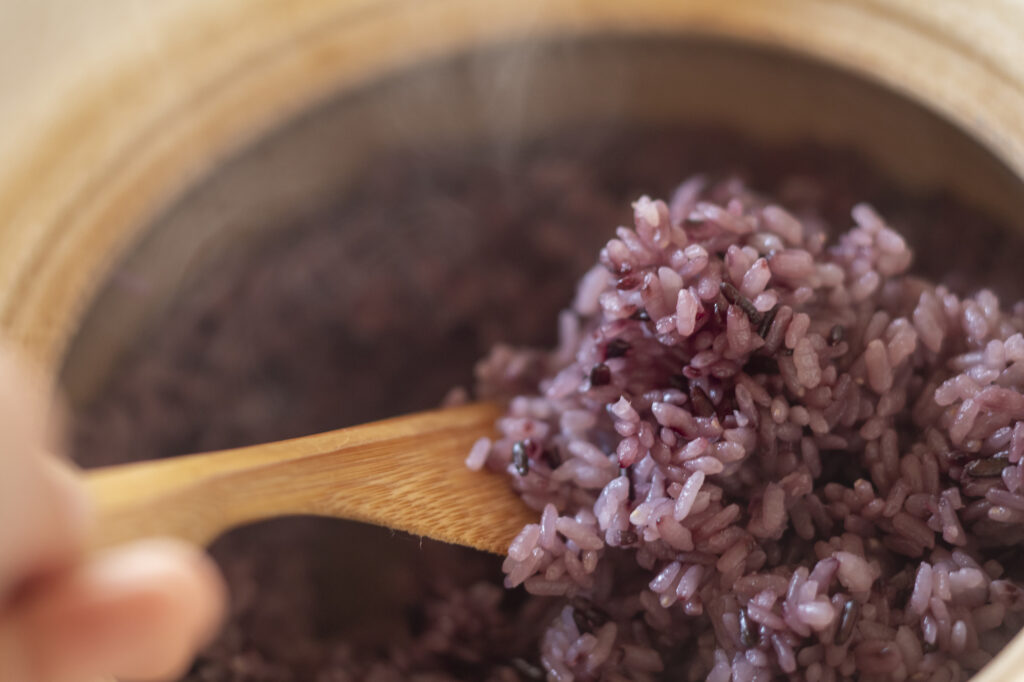 炊きあがった黒米