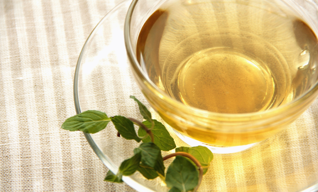 ガラスのコップに入った甜茶