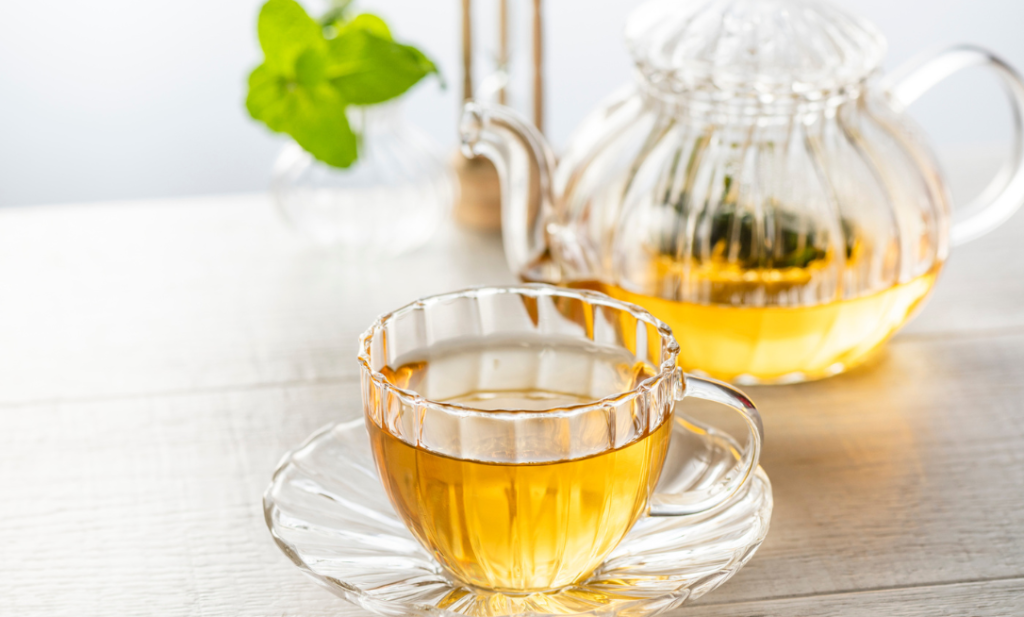 ガラスの急須・コップと甜茶