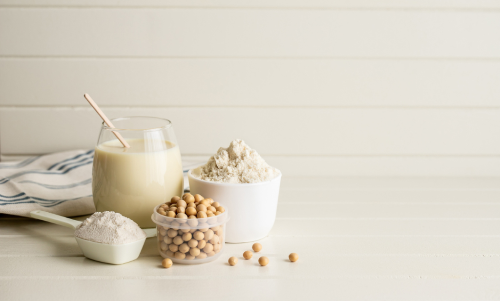 転がっている大豆とプロテイン