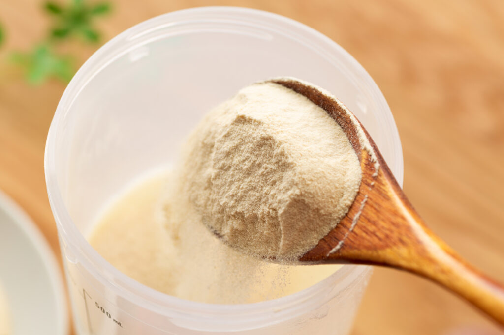 シェイカーにプロテインを入れているところ