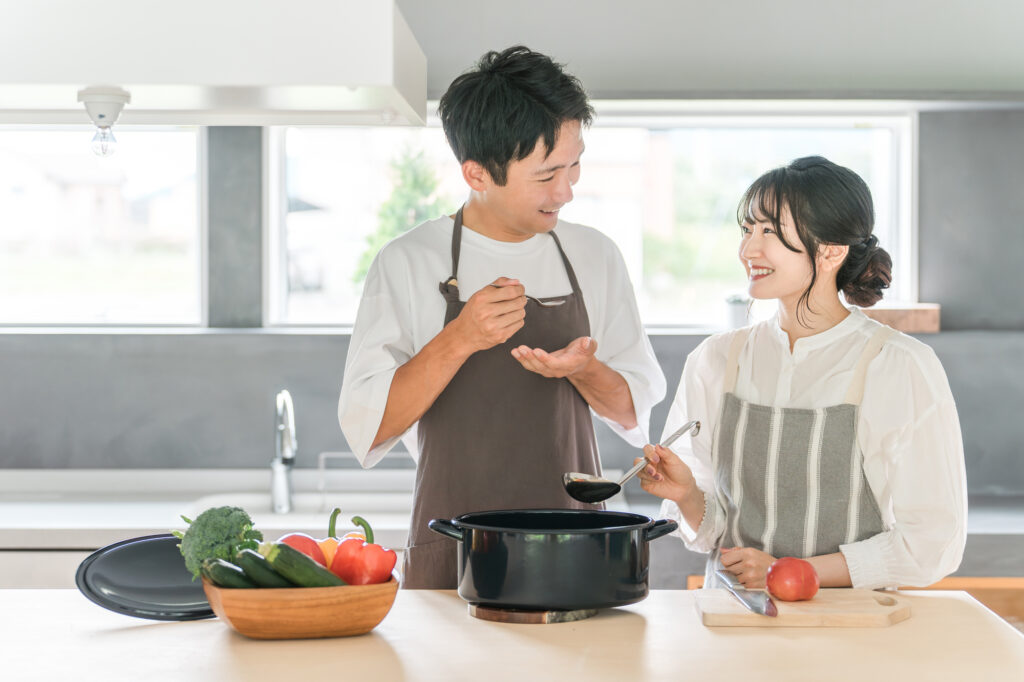 料理を楽しむ若い男女